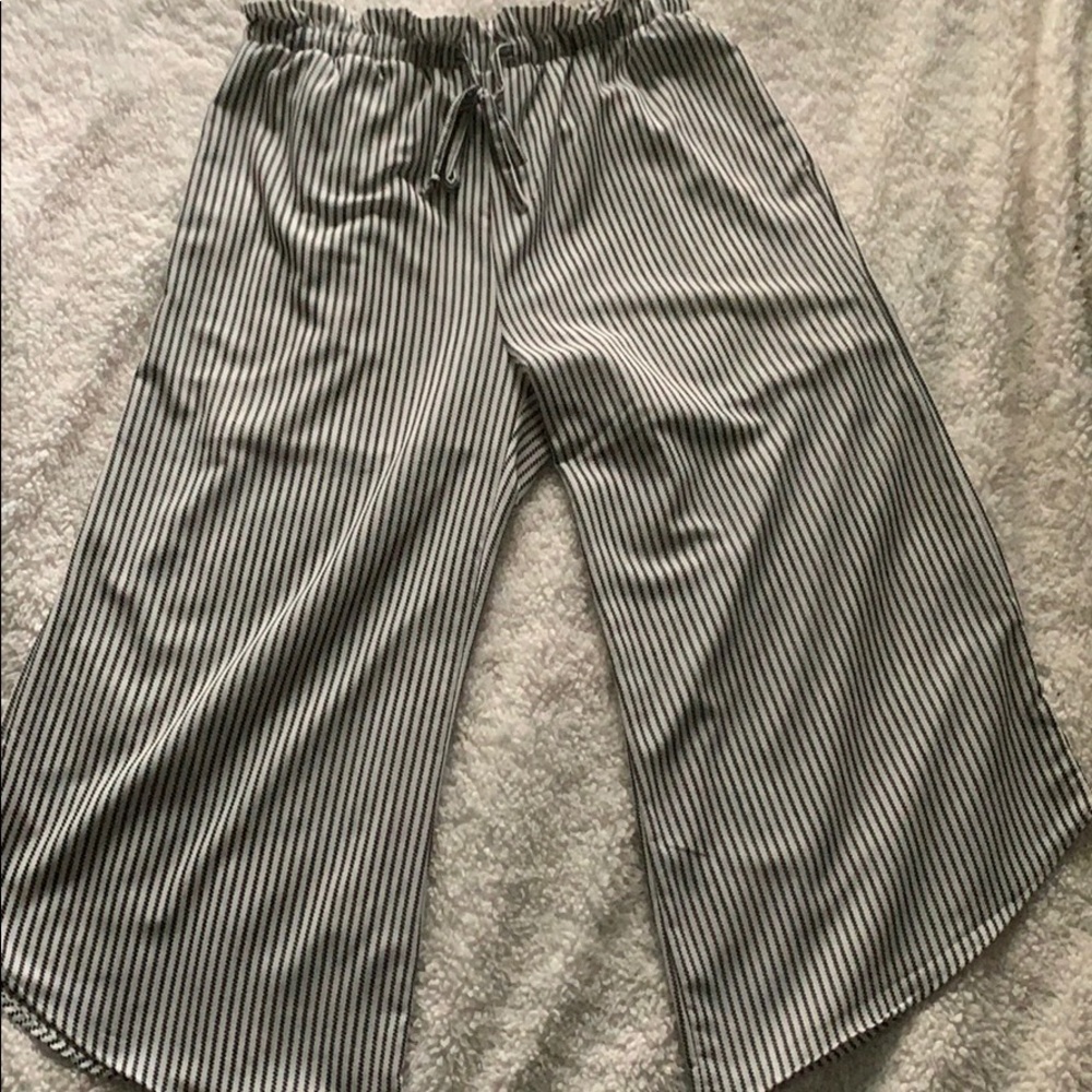 Black and white Lieth summer crop pants